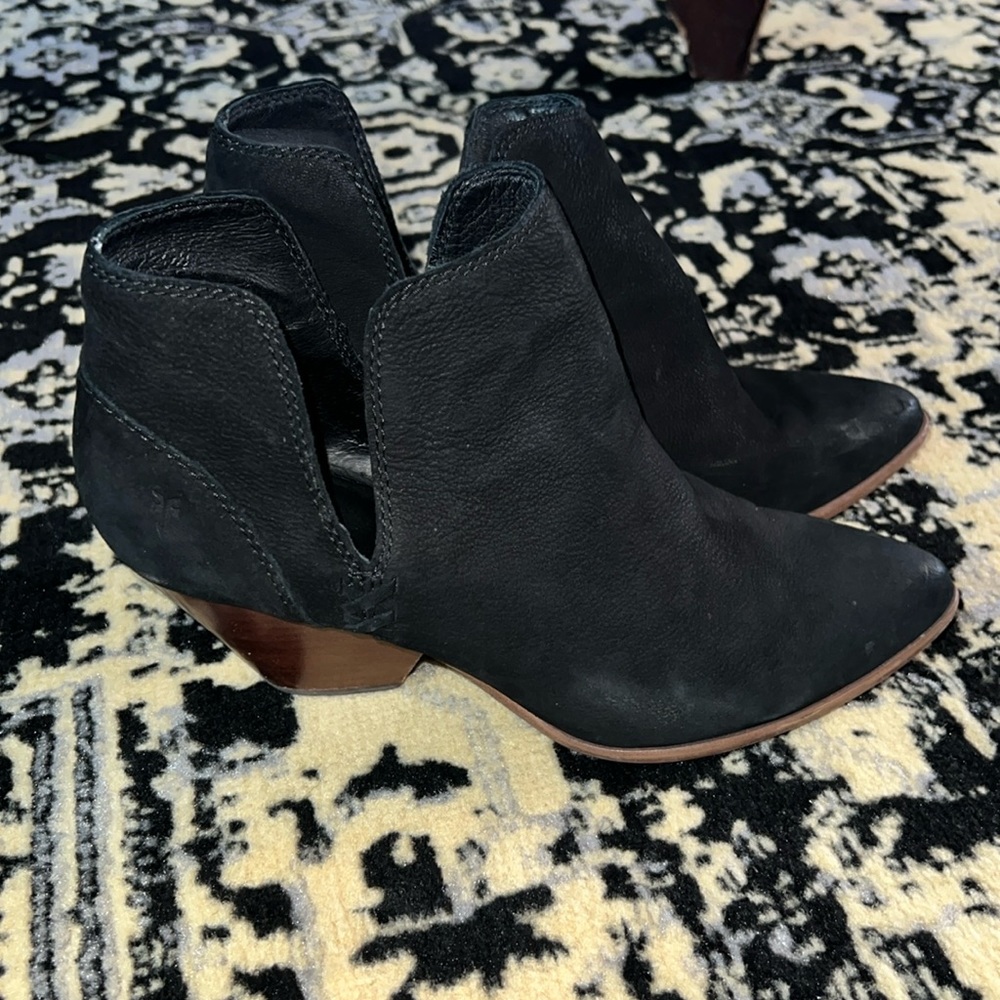 Black leather / nubuck cut out Frye booties